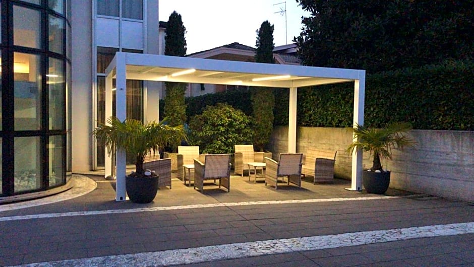 Hotel In - Lounge Room