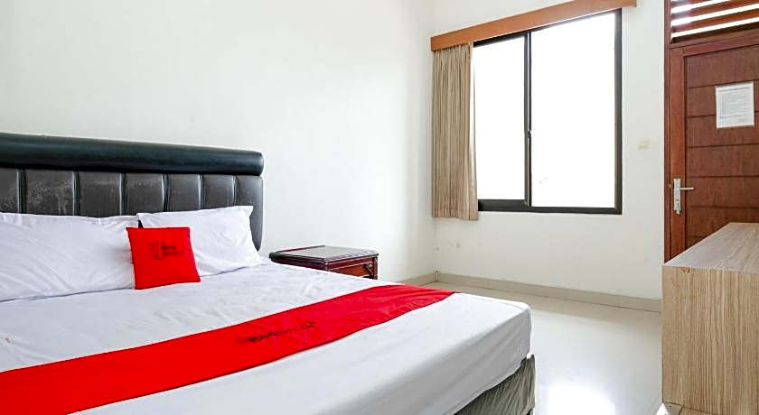 RedDoorz near Alun Alun Wonosobo