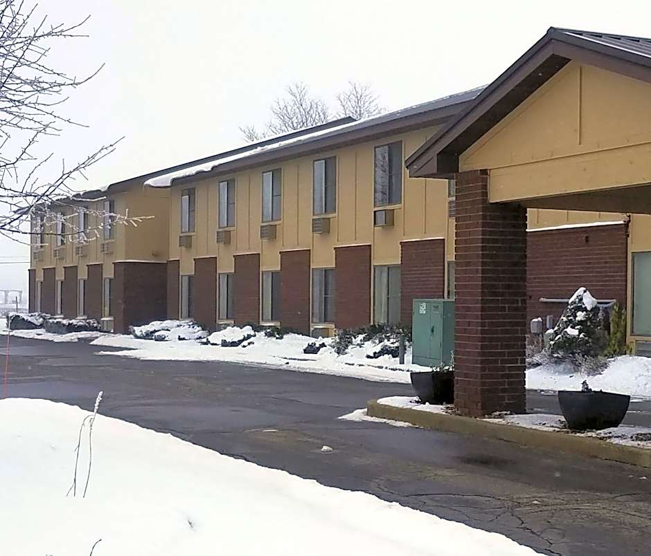 AmeriVu Inn and Suites Shawano WI