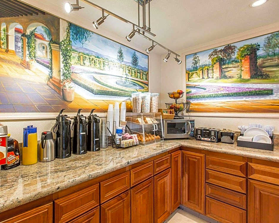 Rodeway Inn & Suites Colton-Riverside