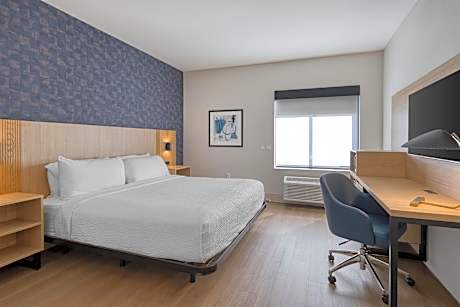 King Room with Roll-in Shower - Disability Access/Non-Smoking