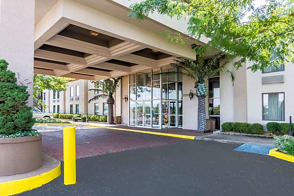 Plaza Inn & Suites