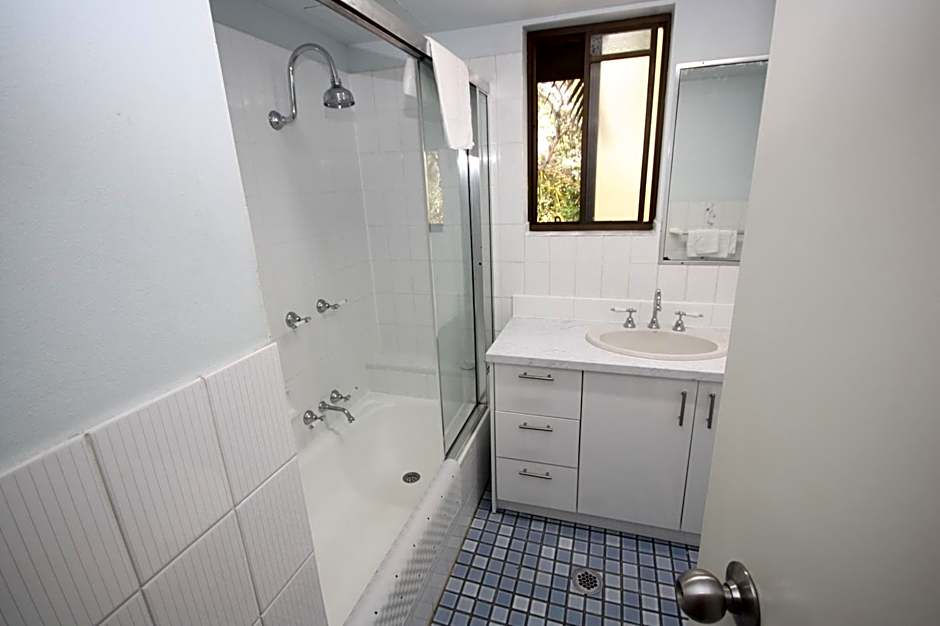 Broadwater Shores Waterfront Apartments