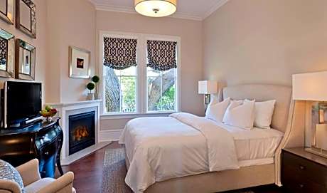 Queen Guestroom at Blue Door Inn