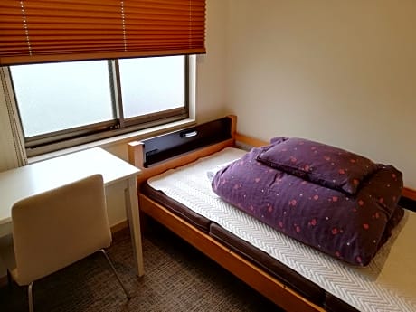 Budget Single Room with Shared Bathroom