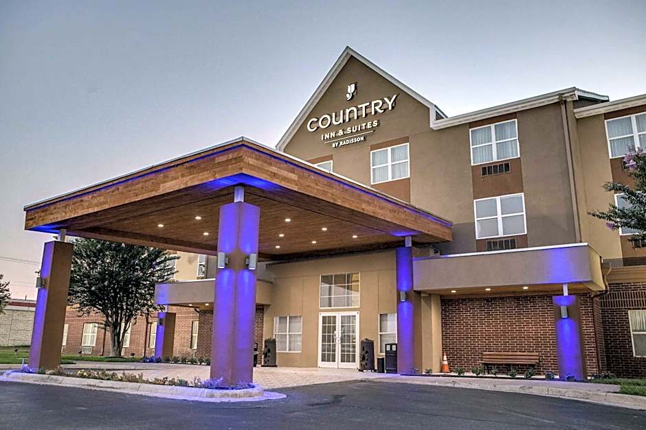 Photo 1 of 50 of Country Inn & Suites by Radisson, Harlingen, TX