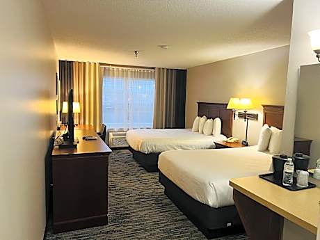 Suite-2 Queen Beds Non-Smoking Sofabed For One Pax Microwave And Mini-Refrigerator Full Breakfast