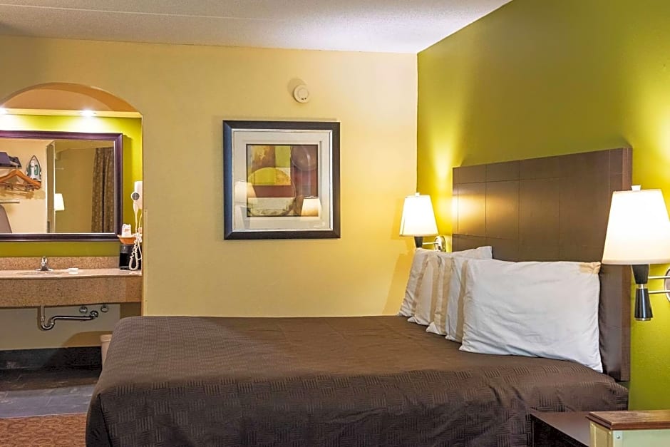 Rodeway Inn & Suites North Clarksville