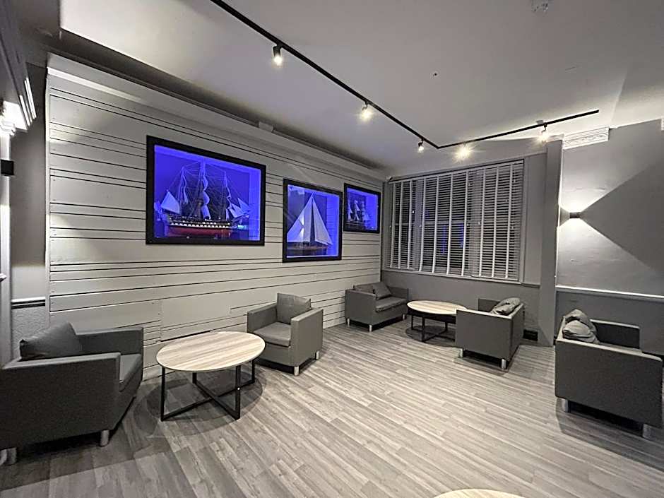 Royal Hotel, Bar & Grill