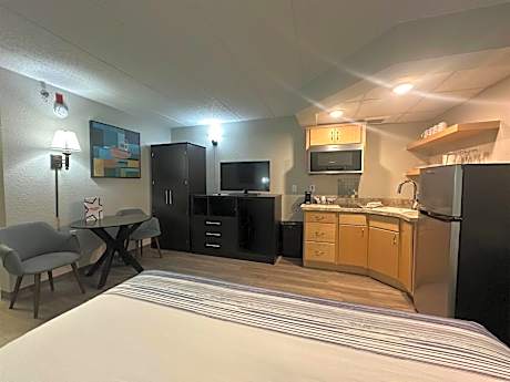 1 King Bed, Efficiency Room, Water View, 1st Floor, Non-Smoking