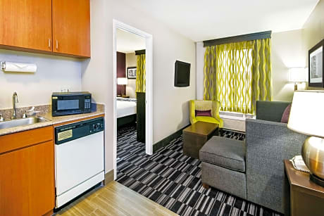 1 Queen Bed Hearing Impaired Accessible Room Non-Smoking