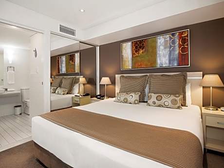 Deluxe One-Bedroom Apartment