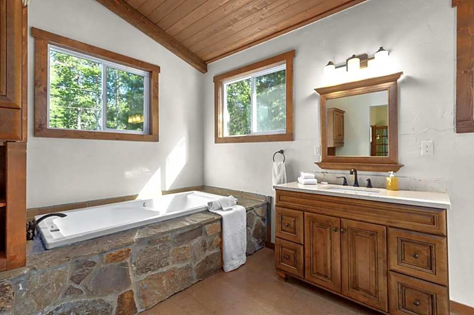Summit Mountain Lodge and Steakhouse