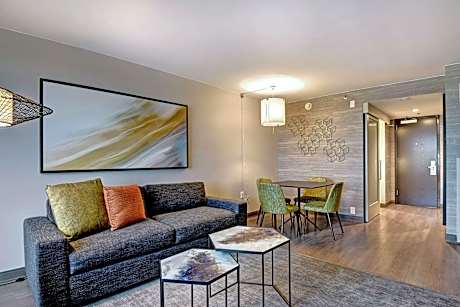 M Club Lounge Access, Junior Suite, 1 King, Private Sofa Beds: 2