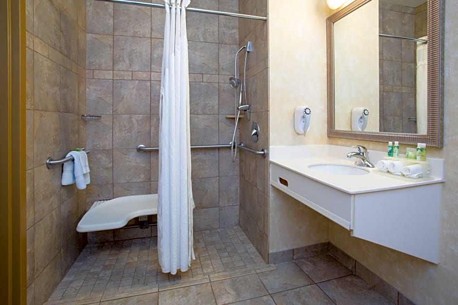 Holiday Inn Express Hotel & Suites Minot South