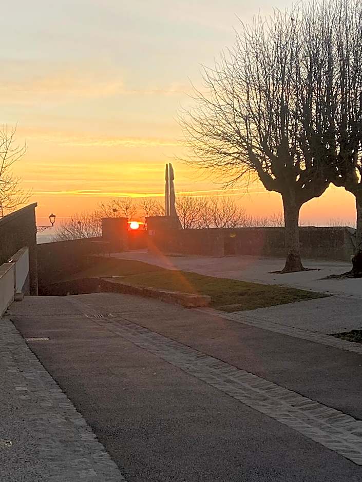 chez Émile côté face maison entière, 3 chambres, 2 salles de bains,jardin et terrasse