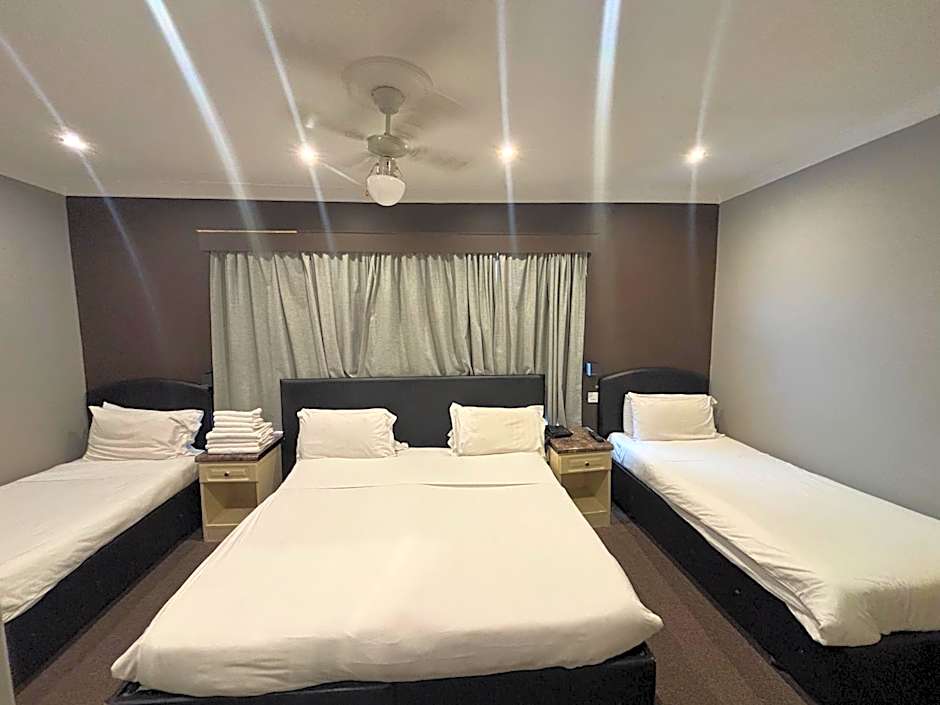 OYO Bostons Manor Hotel