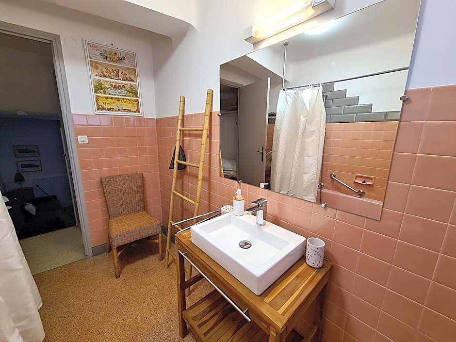 Chambres d'Hôtes et Gîtes- L'Abri sous Roche