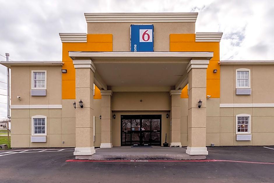 Motel 6-Jourdanton, TX