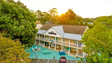 Canalside Inn