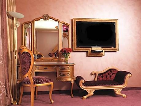 Queen Bed