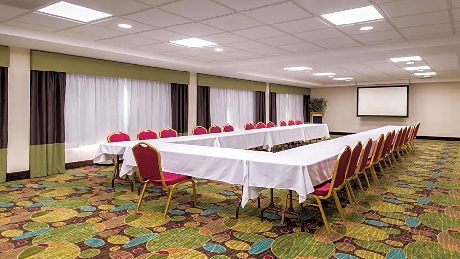 Holiday Inn Hotel & Suites Warren by IHG