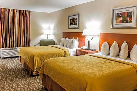 Quadruple Room with Two Queen Beds - Non Smoking