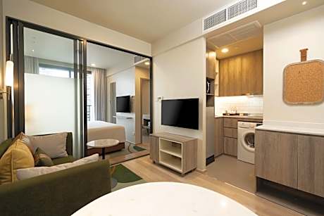 One-Bedroom Suite with Kitchen and Balcony