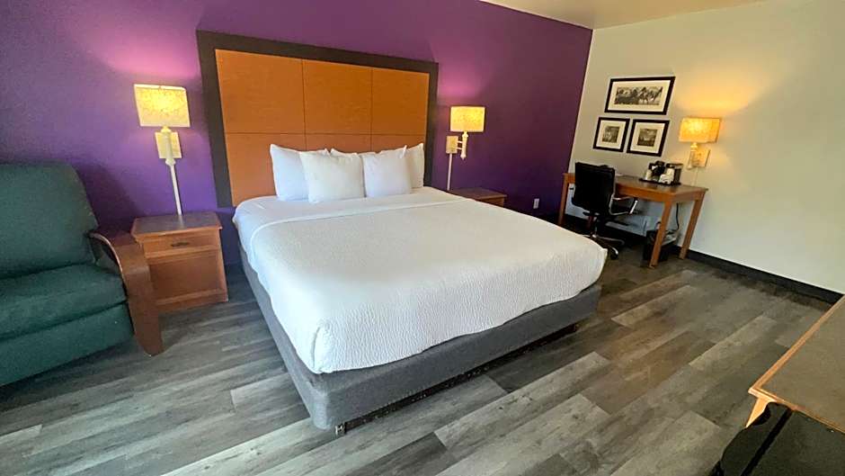 La Quinta Inn & Suites by Wyndham Mid-City