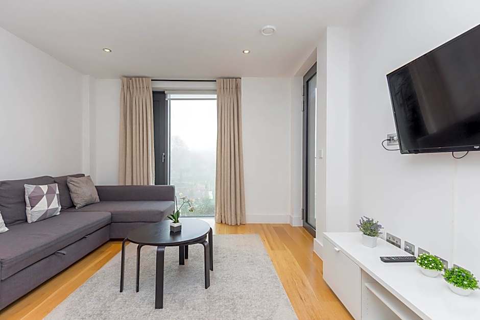 Portobello Apt with Floor-to-Ceiling Views