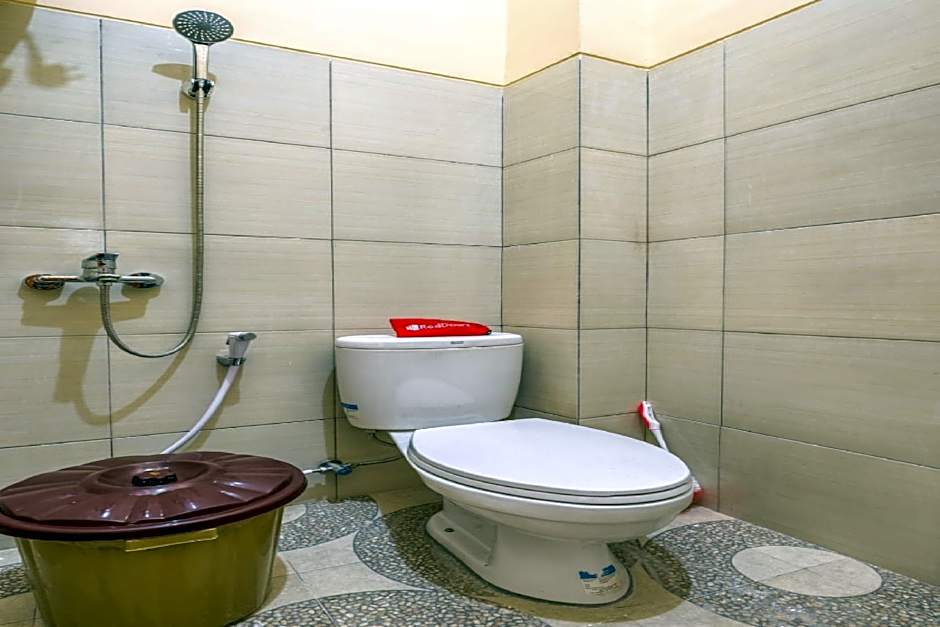 RedDoorz Syariah near Kebon Rojo Park Blitar