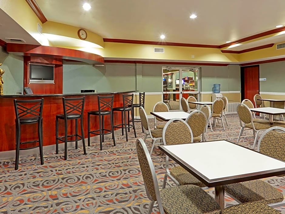 Holiday Inn Express Hotel & Suites Bakersfield Central