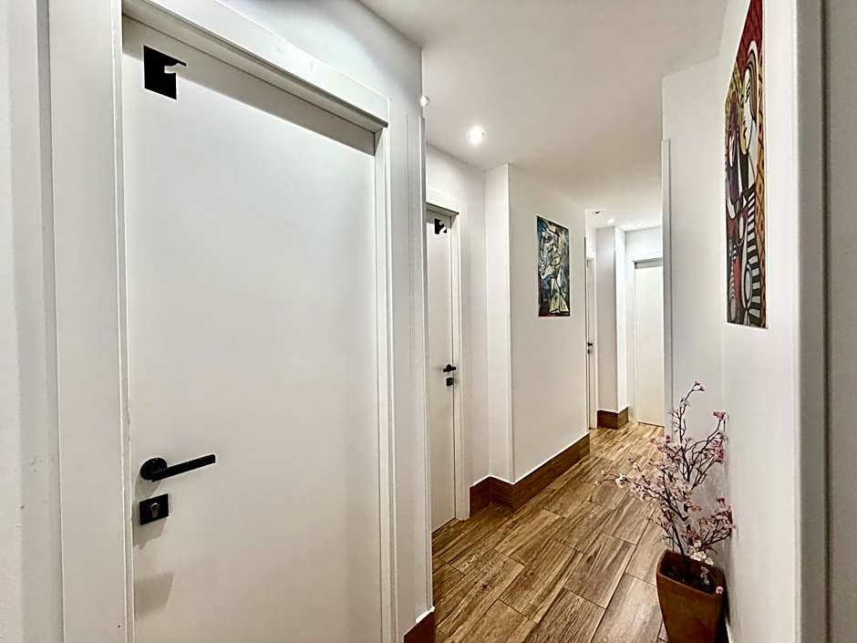 Ilustre - City-View Rooms with AC in Málaga's Old Town - Steps from Calle Larios and the Thyssen