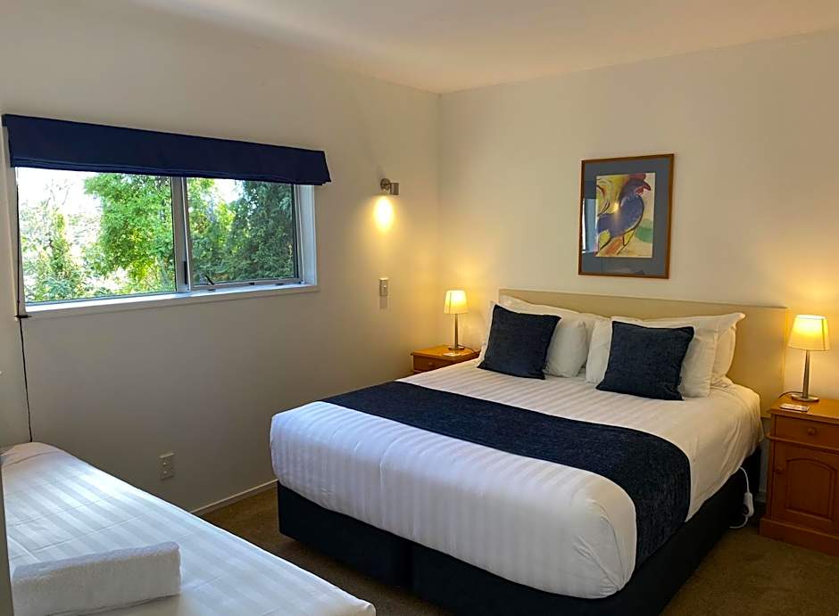 Colonial House Motel