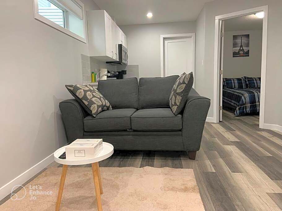 Guest Suite in Regina - Queen Bed