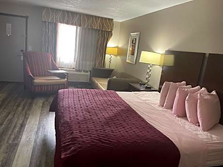 Deluxe King Suite - Non-Smoking