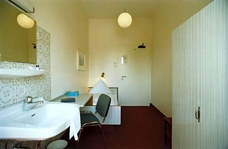 Basic Single Room with Shared Bathroom