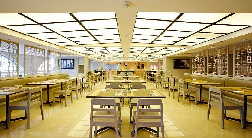 The Quarter Hualamphong by UHG