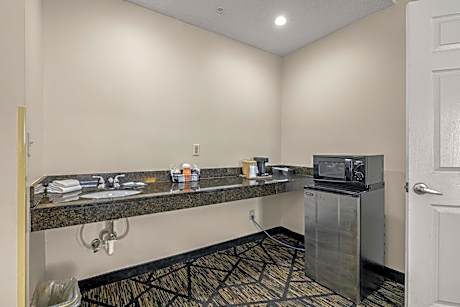 King Suite Upgrade - Accessible/Non-Smoking