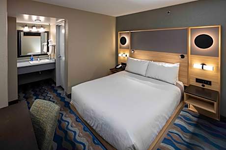 Queen Bed Kitchenette