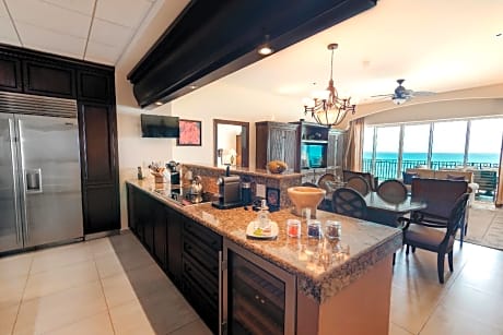 1 King Bed, One Bedroom Master Suite, Beachfront, Non-Smoking
