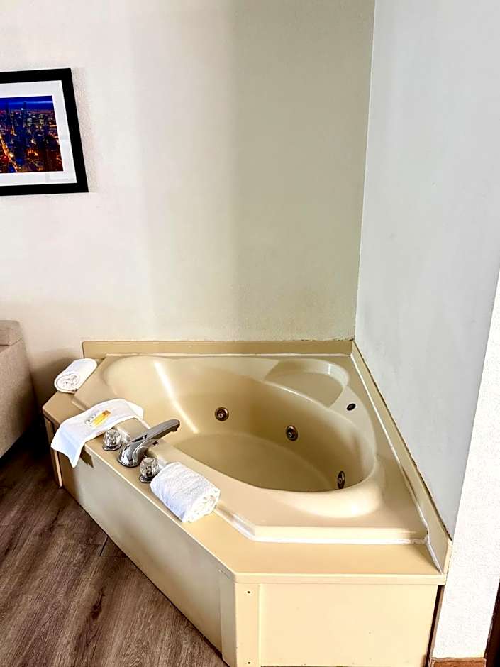 Ramada by Wyndham Glendale Heights/Lombard