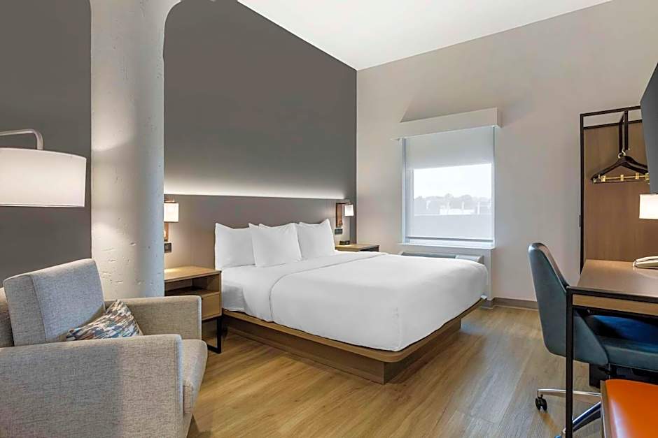 Comfort Inn & Suites Newark Liberty International Airport