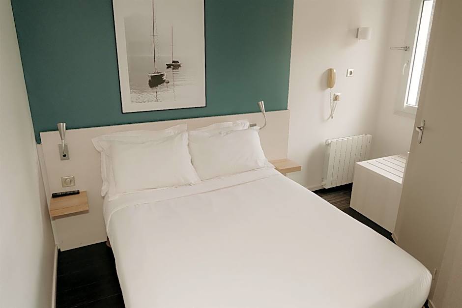 Photo 1 of 18 of Standard 1 Double Bed and 1 Twin Bed