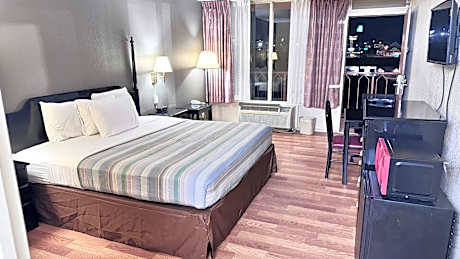 1 King Bed, Smoking