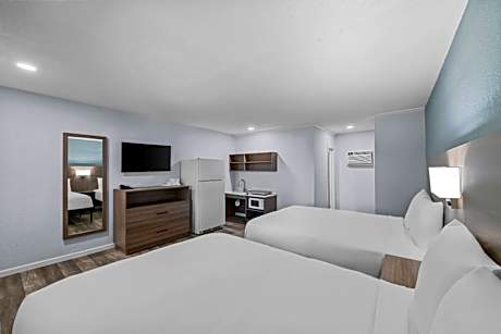 Efficiency Quadruple Room with Two Queen Beds - Non Smoking/Exterior Hall