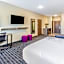 La Quinta Inn & Suites by Wyndham San Antonio Alamo City