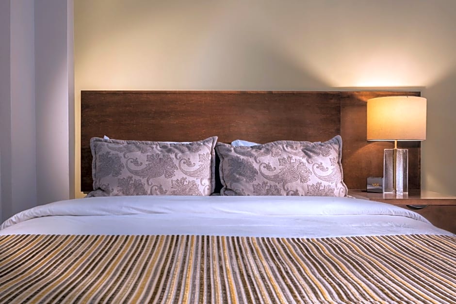 Decanter Hotel