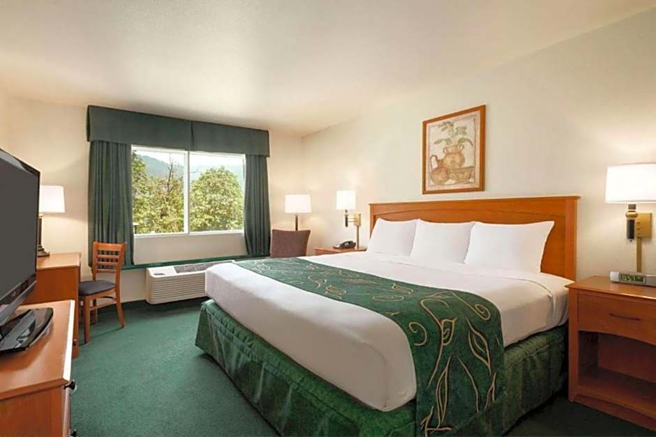 Travelodge by Wyndham Dunsmuir