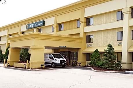 La Quinta Inn & Suites by Wyndham Milwaukee Airport / Oak Creek